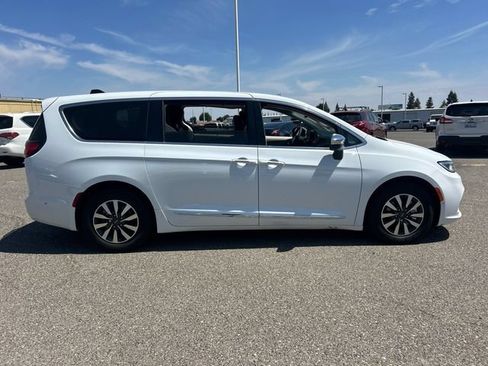 Used 2023 Chrysler Pacifica Limited w/ Uconnect Theater Family Group FWD image 4