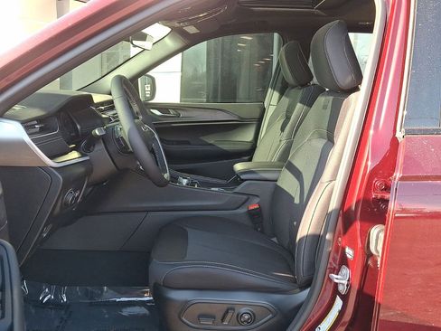 Used 2025 Jeep Grand Cherokee Laredo X w/ Luxury Tech Group I image 19