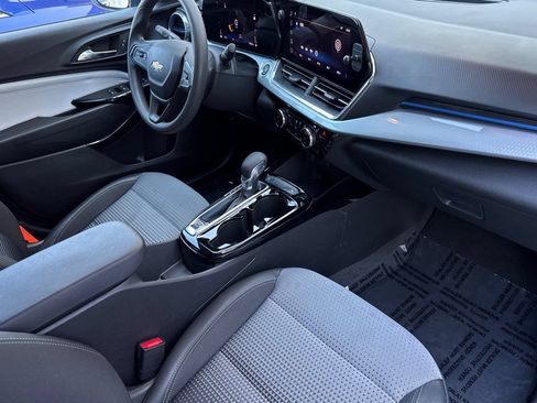 Used 2025 Chevrolet Trax LT FWD image 18