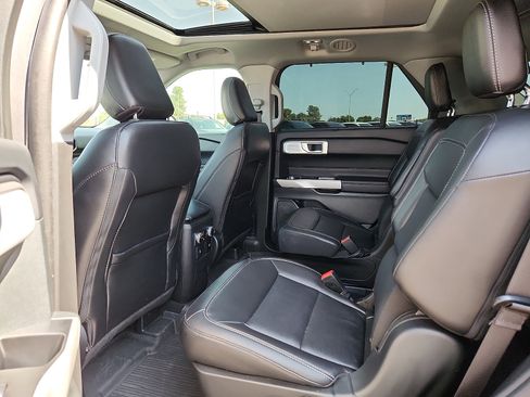 Used 2023 Ford Explorer Limited w/ Limited Technology Package RWD image 12