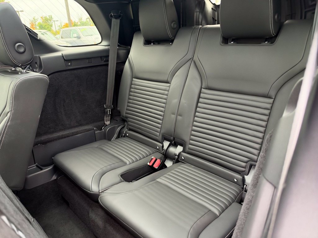 Used 2023 Land Rover Discovery Metropolitan Edition AWD/4WD image 18