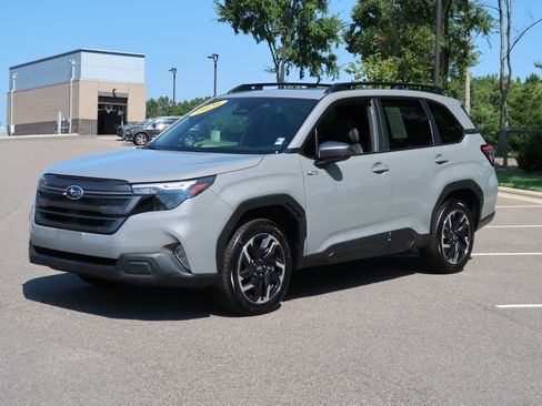Used 2026 Subaru Forester Premium AWD/4WD image 3