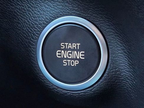 Used 2025 Volvo XC40 B5 Plus image 33