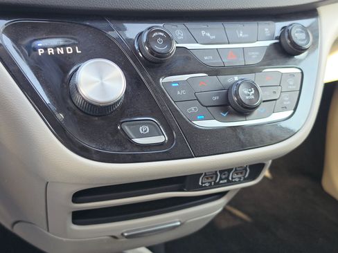 Used 2024 Chrysler Pacifica Touring-L FWD image 23