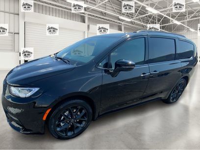 New 2026 Chrysler Pacifica Limited w/ Uconnect Theater Family Group