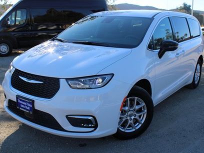 New 2025 Chrysler Pacifica Select