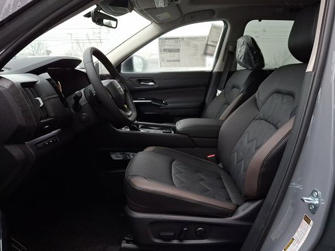 New 2026 Nissan Pathfinder Platinum image 6