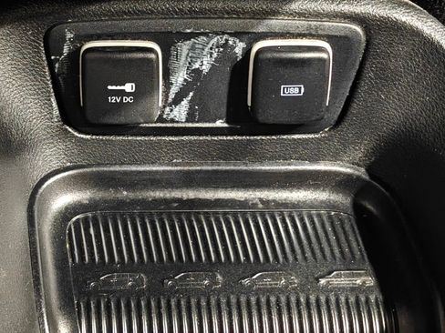Used 2017 Chrysler Pacifica Limited FWD image 80
