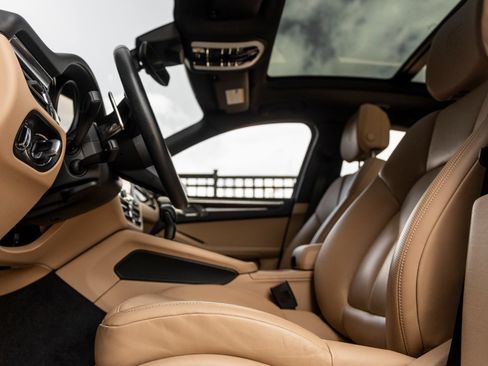 Certified 2024 Porsche Macan AWD/4WD image 24