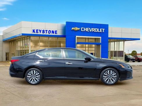 Used 2025 Nissan Altima 2.5 SV FWD image 8