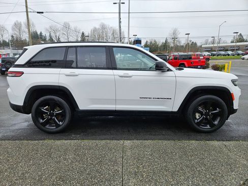 Used 2023 Jeep Grand Cherokee Limited w/ Luxury Tech Group II image 6