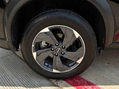 Used 2025 Nissan Rogue SV FWD image 9