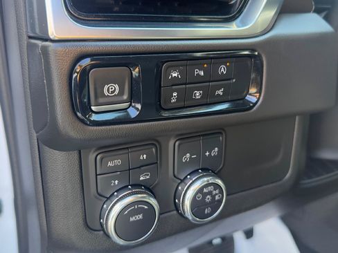 Used 2025 GMC Yukon XL Denali AWD/4WD image 14