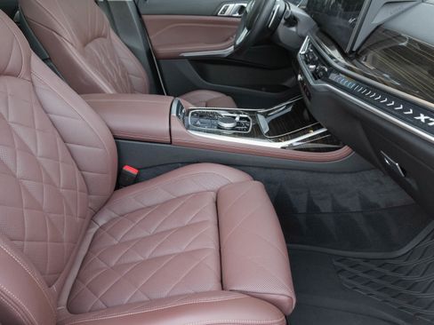 Certified 2024 BMW X7 xDrive40i w/ Climate Comfort Package image 9