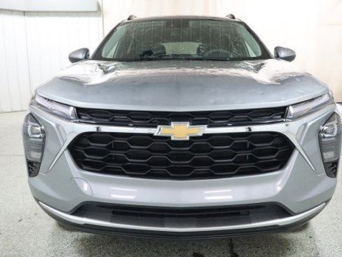 Used 2025 Chevrolet Trax LT FWD image 7