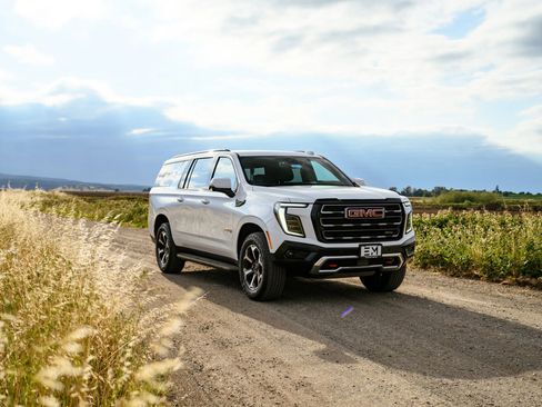 Used 2025 GMC Yukon XL AT4 AWD/4WD image 2