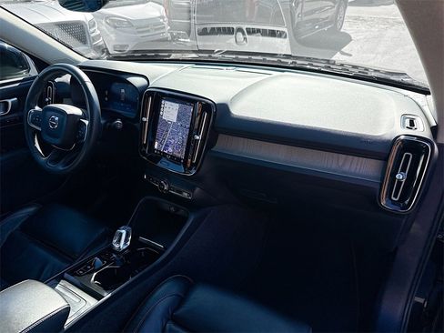 Used 2023 Volvo XC40 B5 Plus image 34