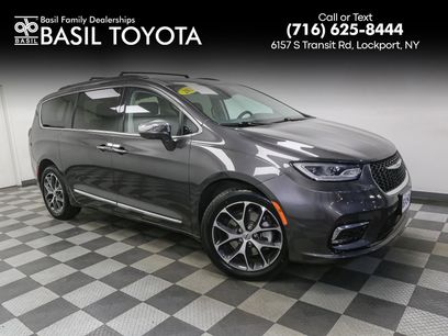Used 2022 Chrysler Pacifica Limited w/ Uconnect Theater Family Group
