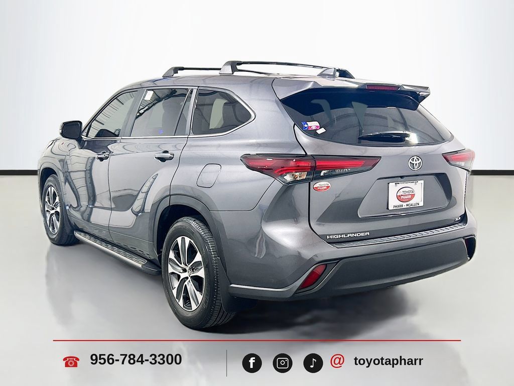 Used 2025 Toyota Highlander XLE FWD image 7