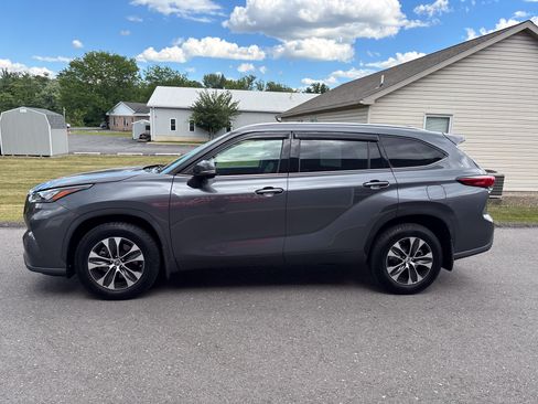 Used 2020 Toyota Highlander XLE AWD/4WD image 7