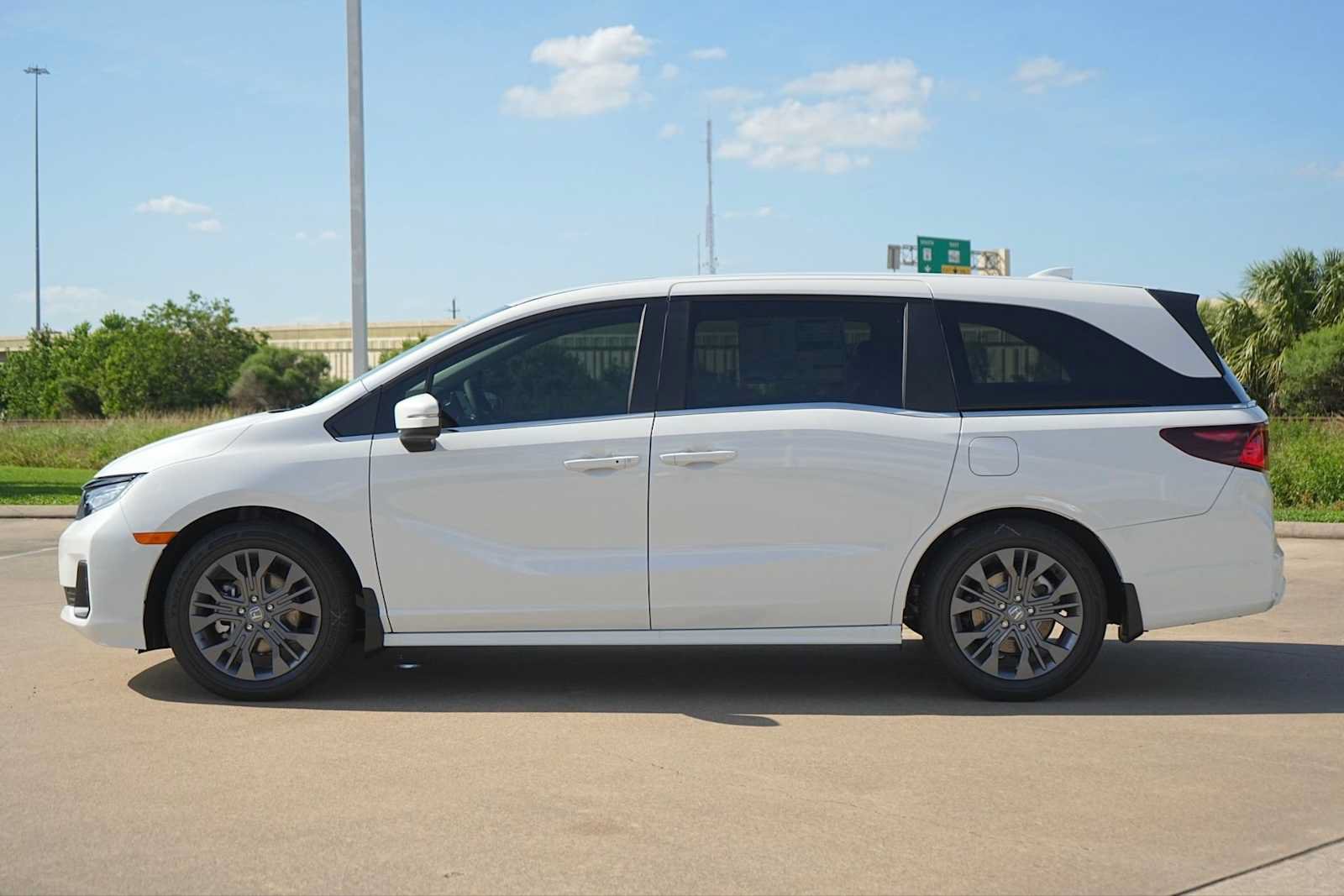 New 2027 Honda Odyssey Touring image 3