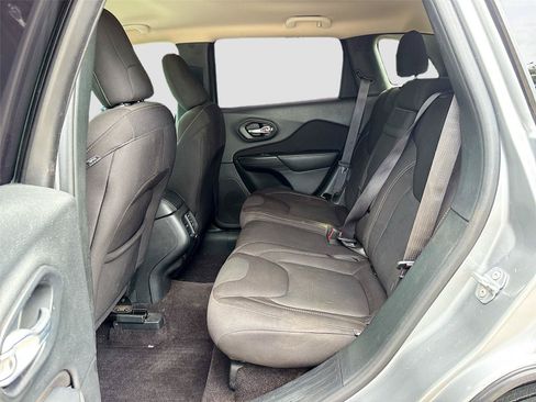 Used 2017 Jeep Cherokee Latitude w/ Cold Weather Group AWD/4WD image 23