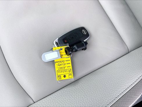 Used 2025 Nissan Pathfinder SL FWD image 15