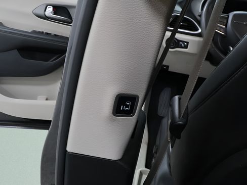 Used 2023 Chrysler Pacifica Touring-L FWD image 21