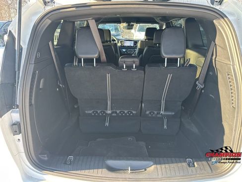 Used 2025 Chrysler Pacifica Select image 14