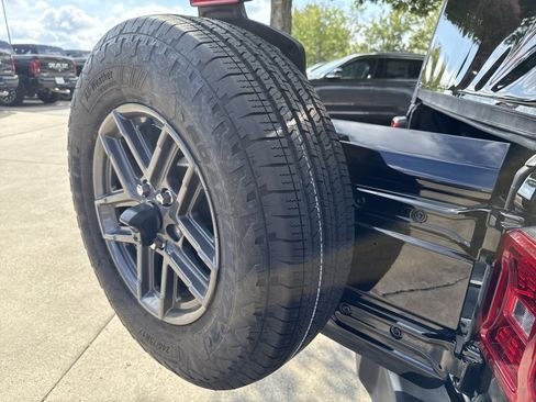 Used 2025 Jeep Wrangler Sport S image 19