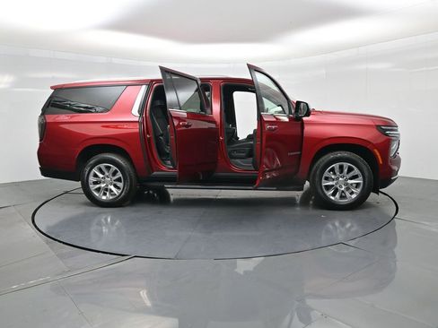Used 2025 Chevrolet Suburban Premier image 3