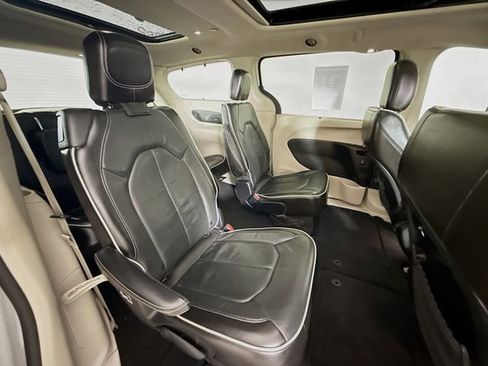 Used 2021 Chrysler Pacifica Limited AWD/4WD image 29