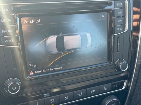 Used 2018 Volkswagen Passat 3.6 SEL Premium image 32