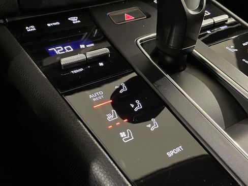 Certified 2024 Porsche Macan AWD/4WD image 33