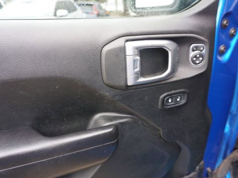 Used 2021 Jeep Gladiator Willys image 3