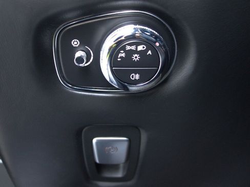 Used 2018 Aston Martin DB11 Coupe image 14