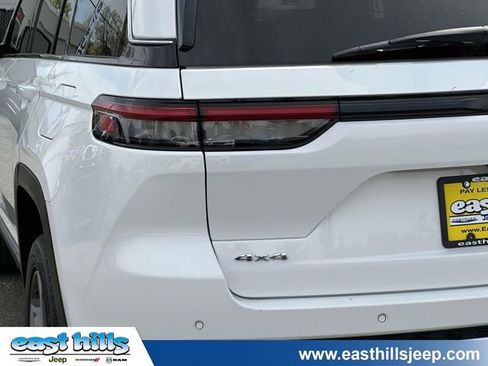 Certified 2023 Jeep Grand Cherokee Limited w/ Trailer Tow Prep Group (B) AWD/4WD image 11