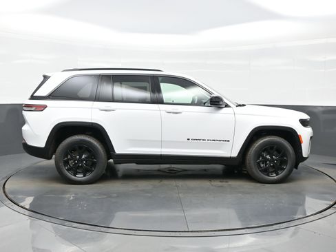 New 2026 Jeep Grand Cherokee Altitude image 7