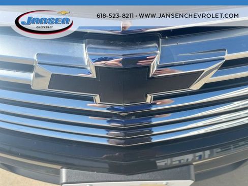 Used 2023 Chevrolet Traverse Premier FWD image 32