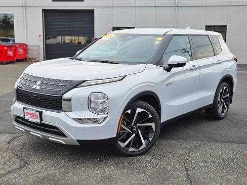 Used 2024 Mitsubishi Outlander SE image 1