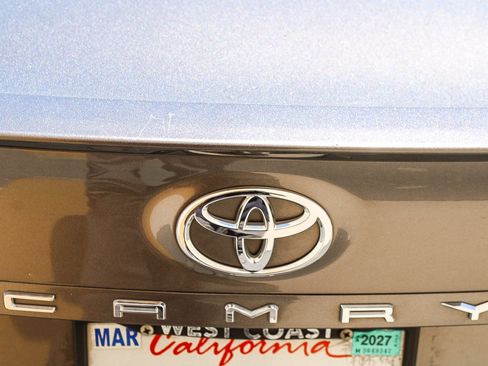 Used 2018 Toyota Camry SE FWD image 16