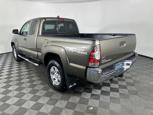 Used 2015 Toyota Tacoma 4x4 Access Cab V6 w/ TRD Off-Road Package image 4