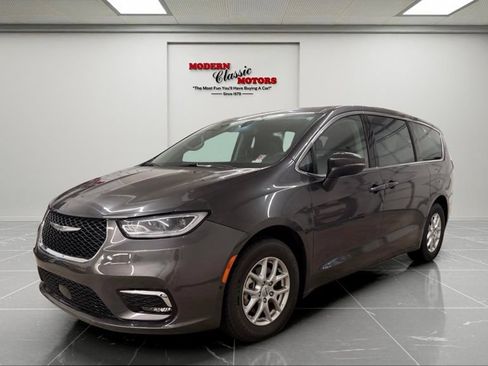 Used 2023 Chrysler Pacifica Touring-L FWD image 14
