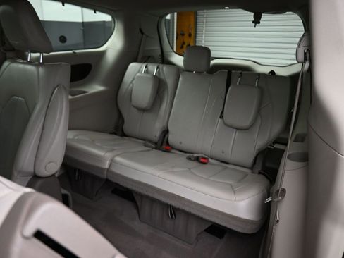 Used 2021 Chrysler Pacifica Touring-L image 49