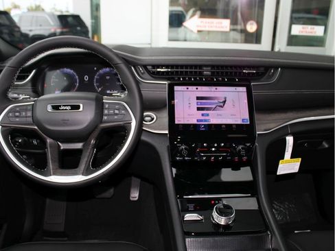 New 2025 Jeep Grand Cherokee Limited w/ Luxury Tech Group II image 12