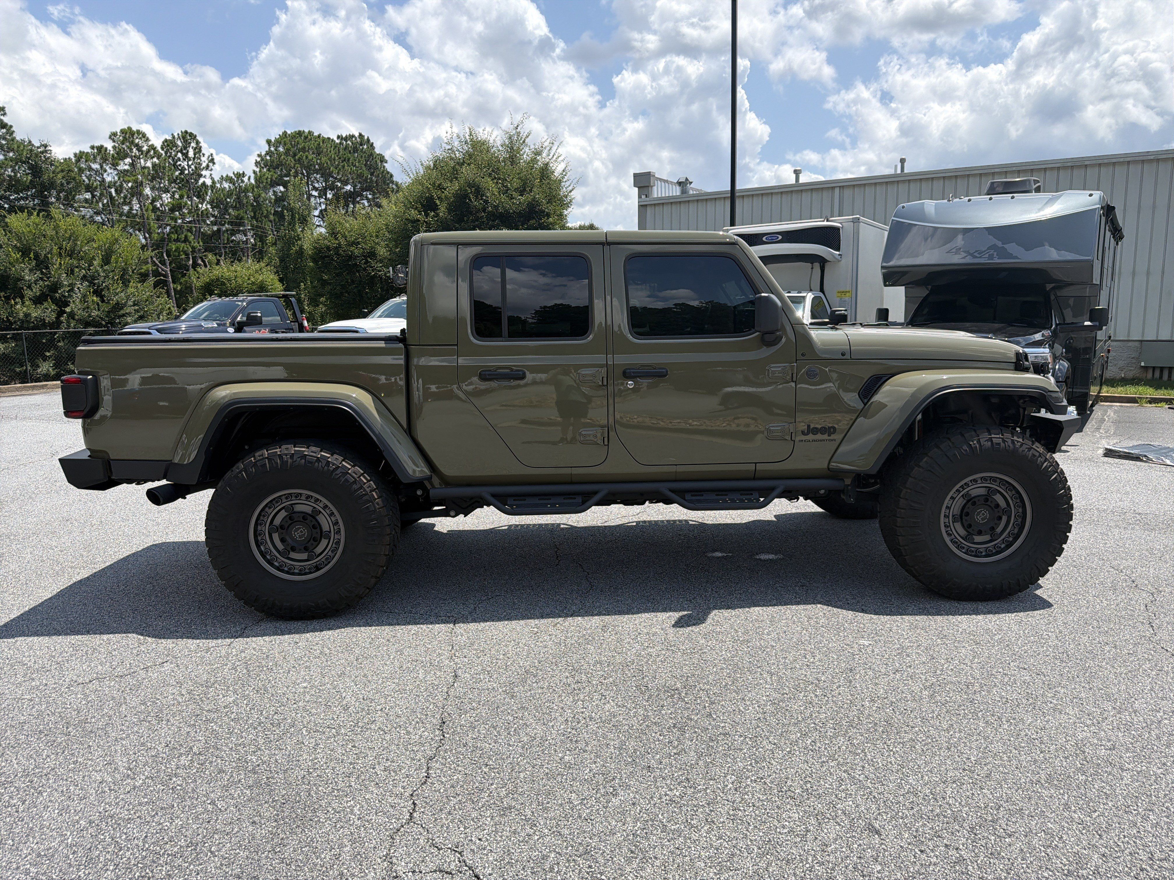 Used 2025 Jeep Gladiator Sport AWD/4WD image 9