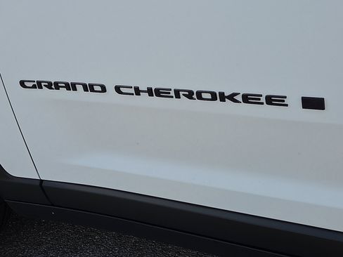 Used 2024 Jeep Grand Cherokee L Altitude AWD/4WD image 8