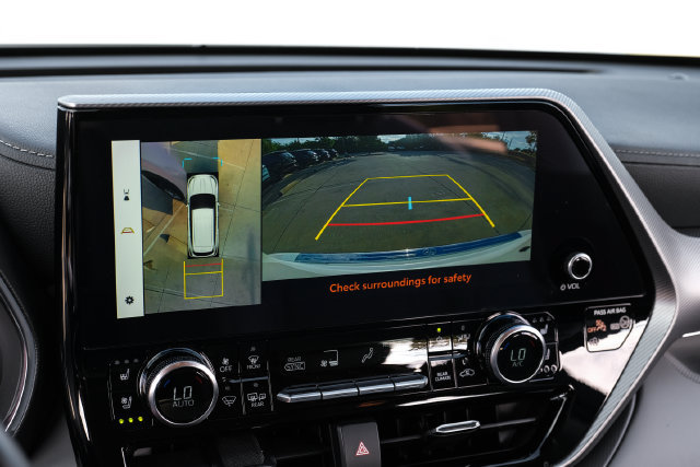 Used 2023 Toyota Highlander Platinum FWD image 25