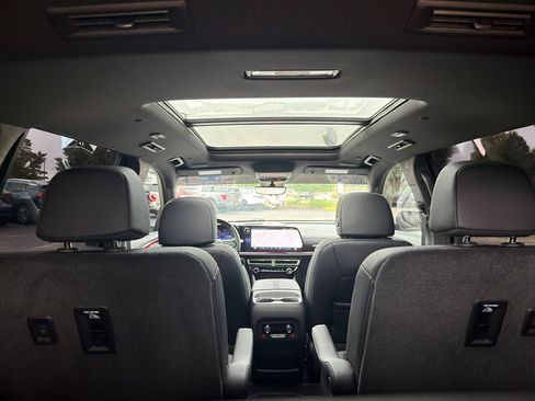 Used 2025 Chevrolet Traverse RS FWD image 14