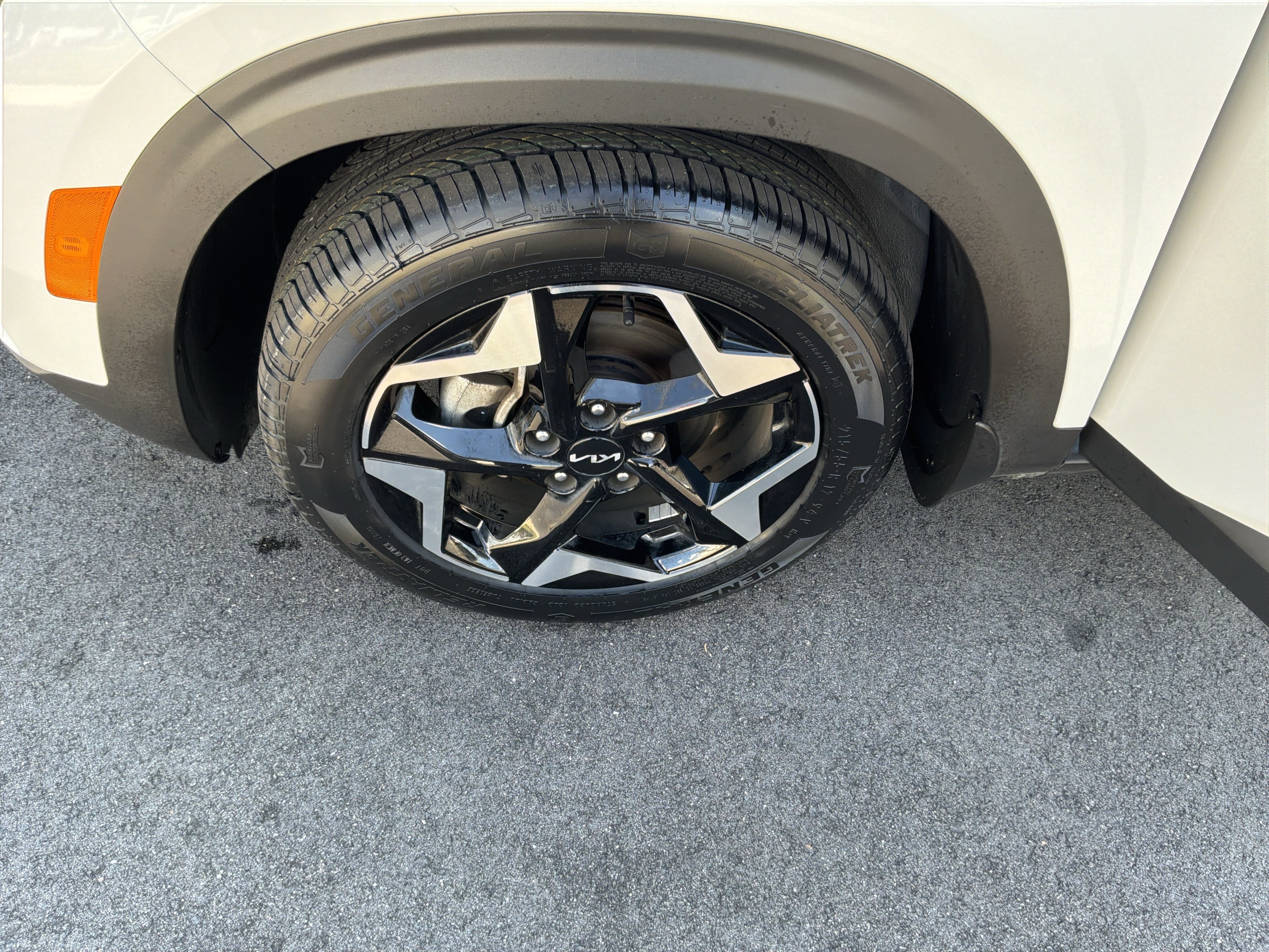Used 2024 Kia Seltos EX FWD image 13